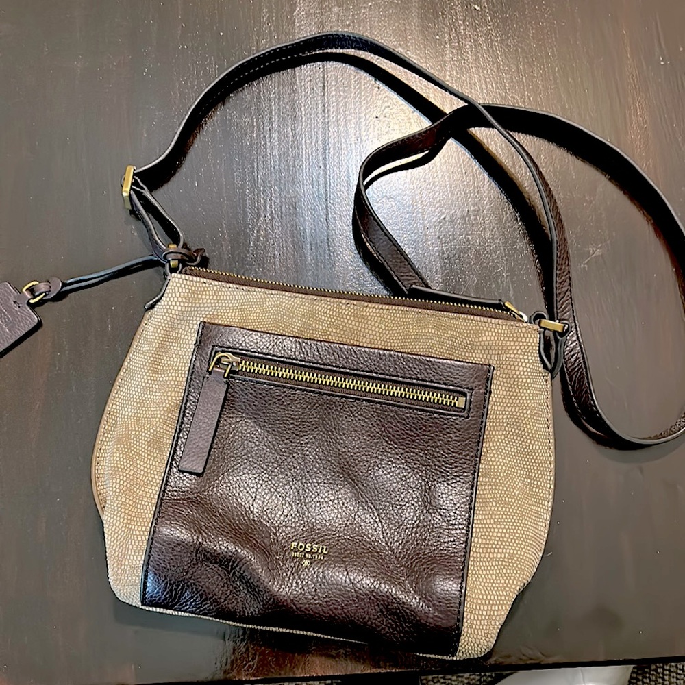 Fossil cross body purse, chocolate leather strap & front zipper pouch